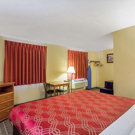 Econo Lodge Lansing - Leavenworth Eksteriør billede