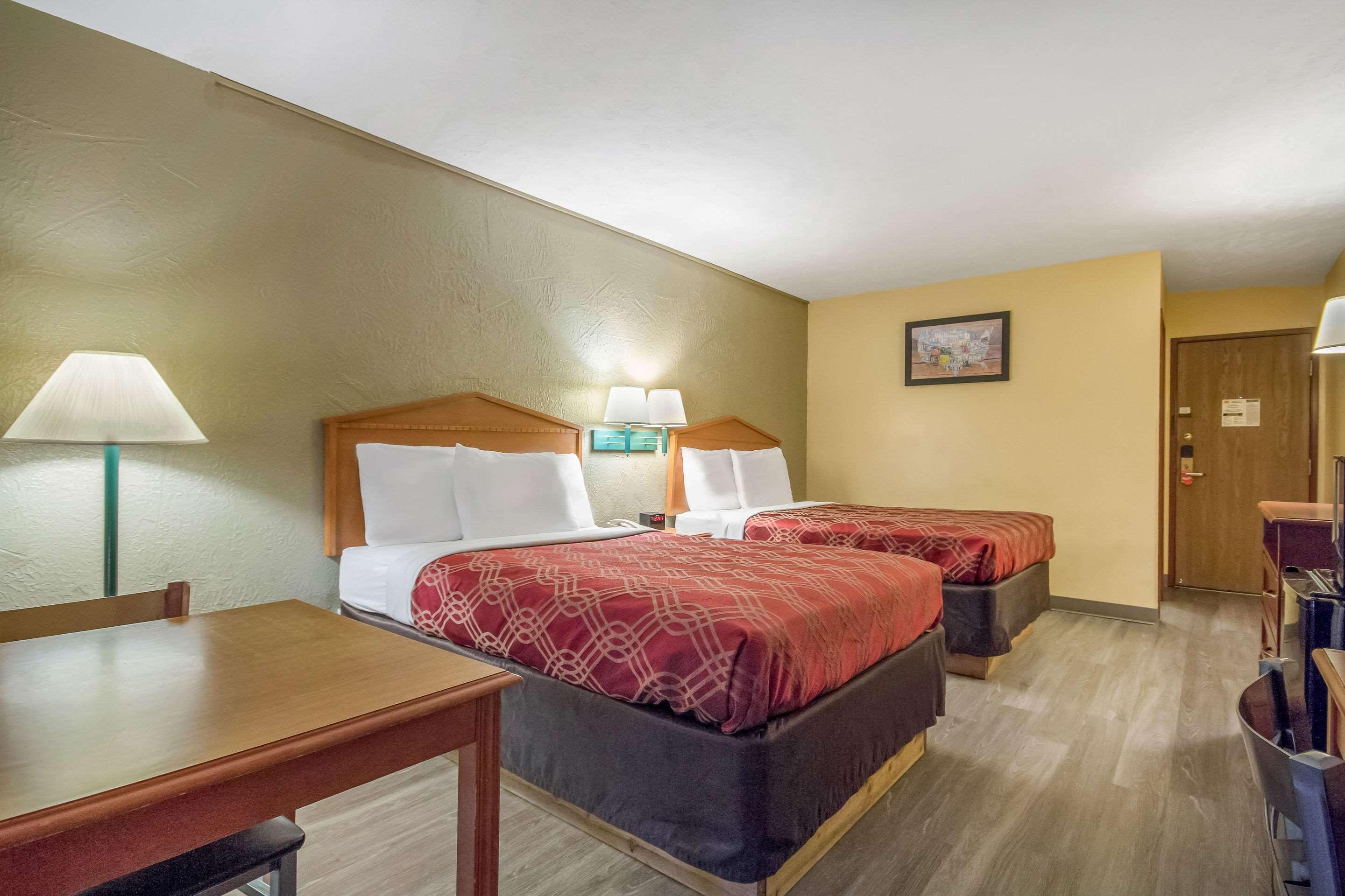 Econo Lodge Lansing - Leavenworth Eksteriør billede