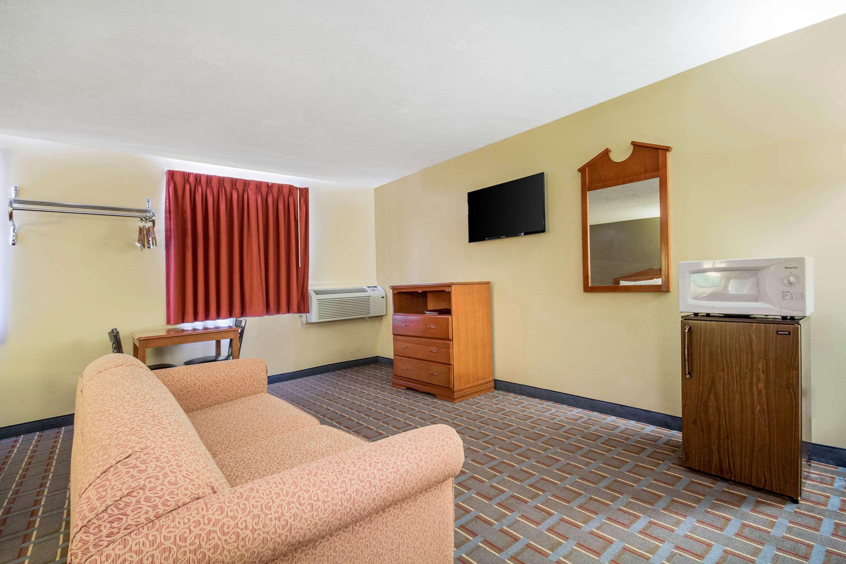Econo Lodge Lansing - Leavenworth Eksteriør billede