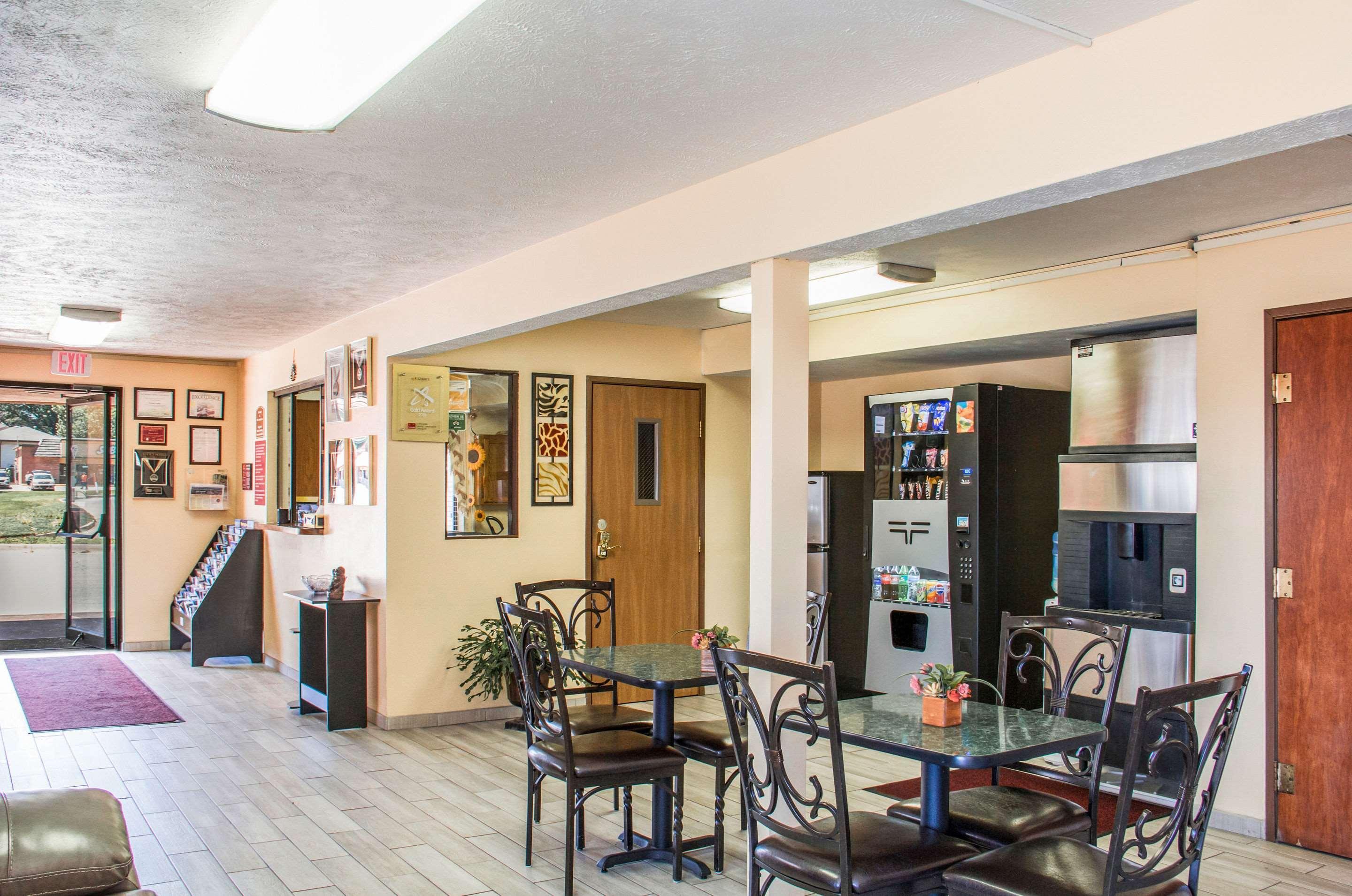 Econo Lodge Lansing - Leavenworth Eksteriør billede