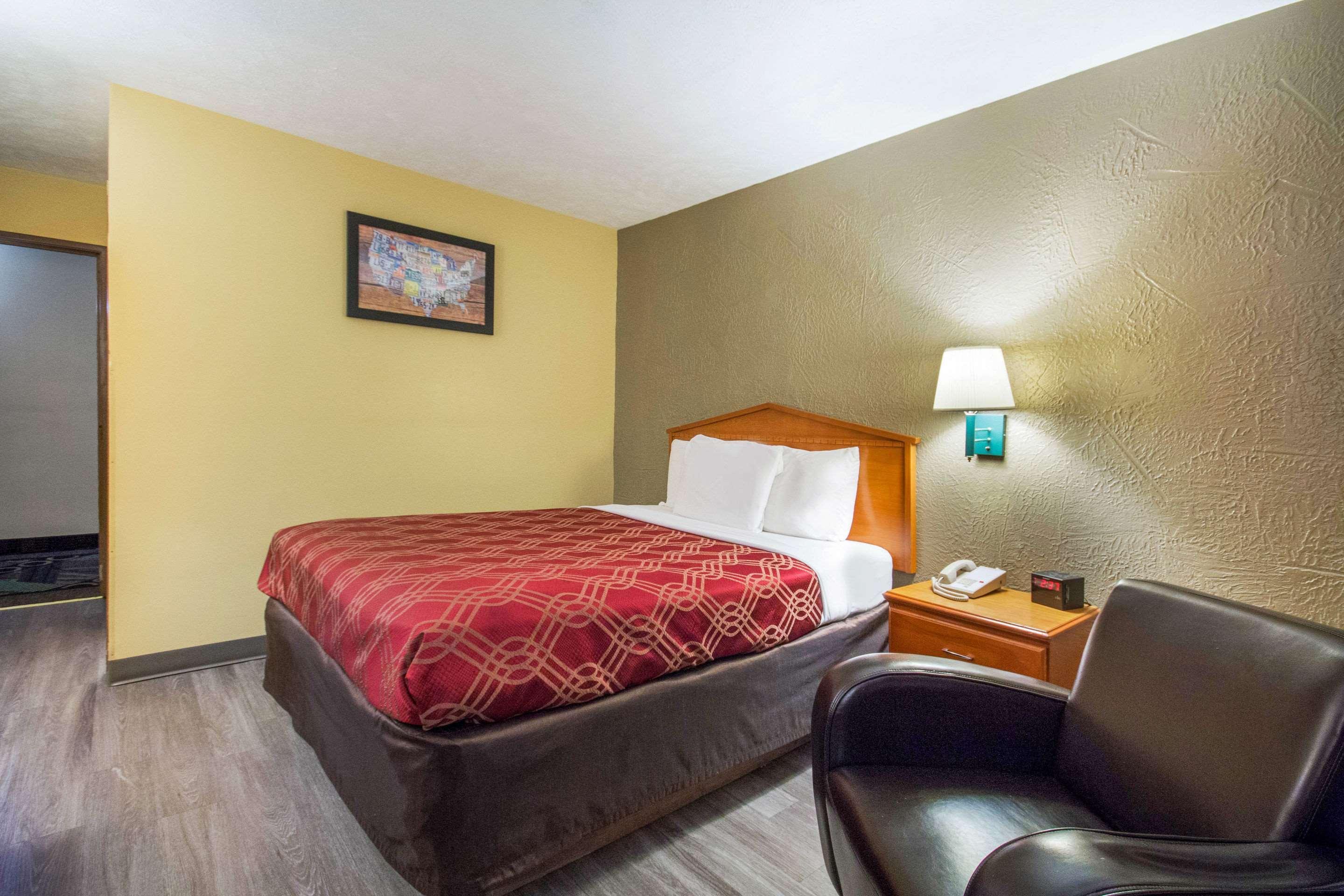 Econo Lodge Lansing - Leavenworth Eksteriør billede