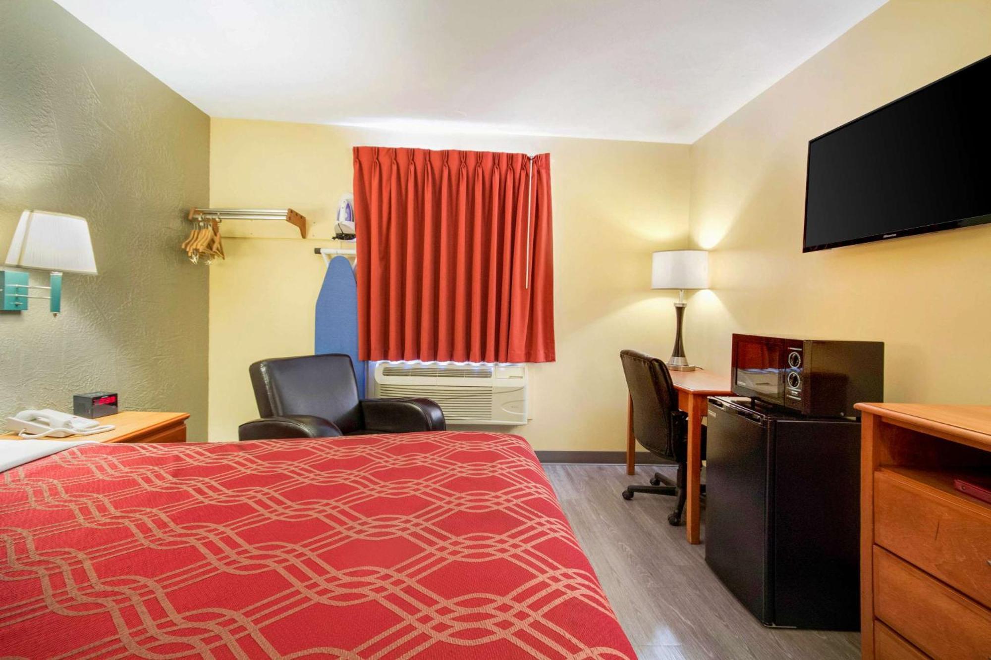 Econo Lodge Lansing - Leavenworth Eksteriør billede