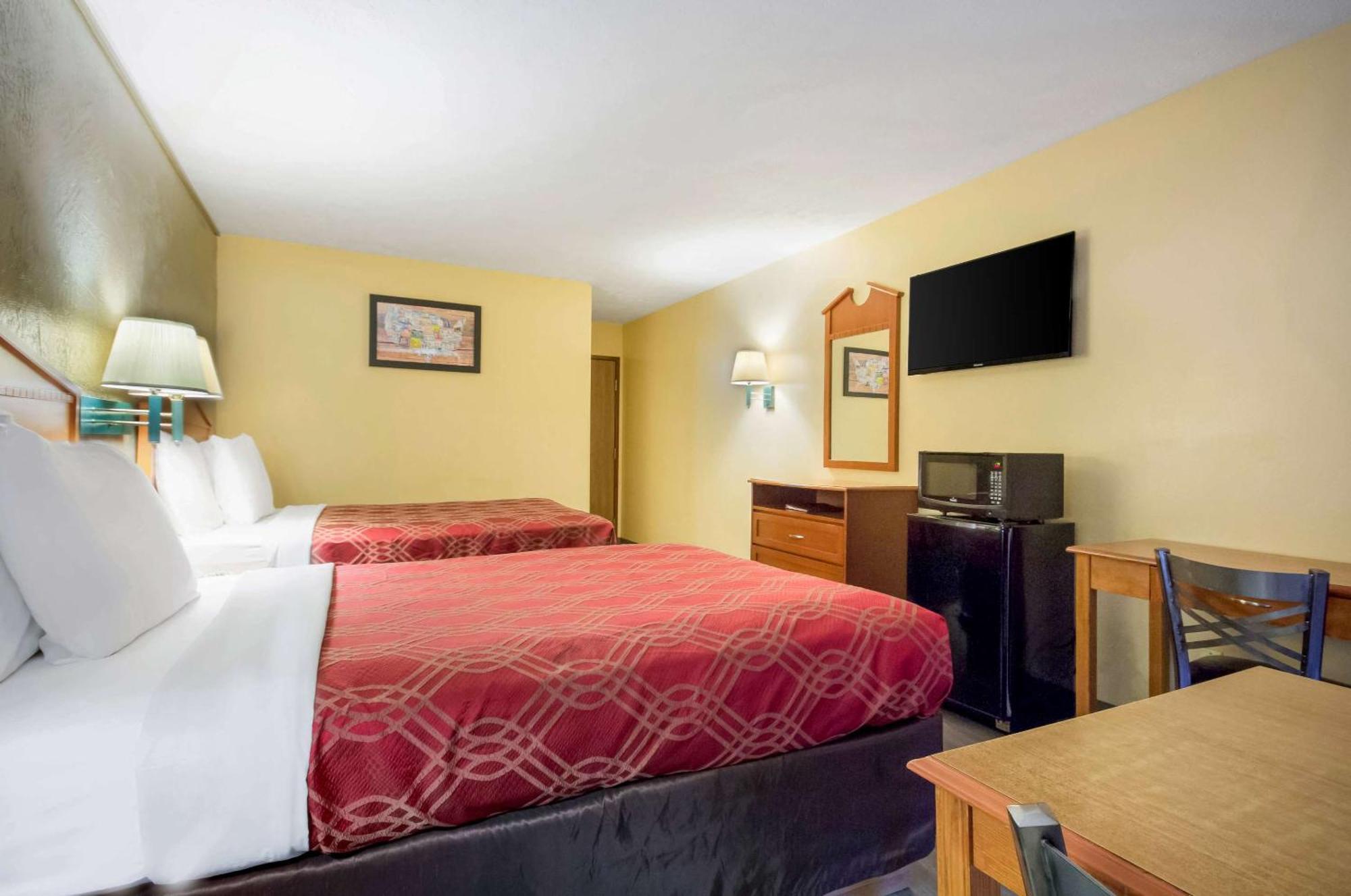 Econo Lodge Lansing - Leavenworth Eksteriør billede