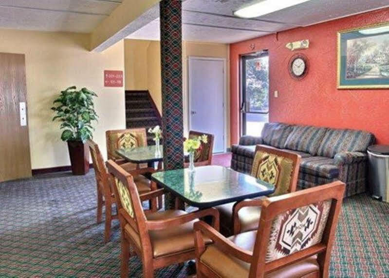 Econo Lodge Lansing - Leavenworth Eksteriør billede